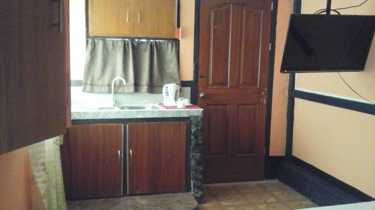 Larmar Bed And Breakfast Puerto Princesa Room photo